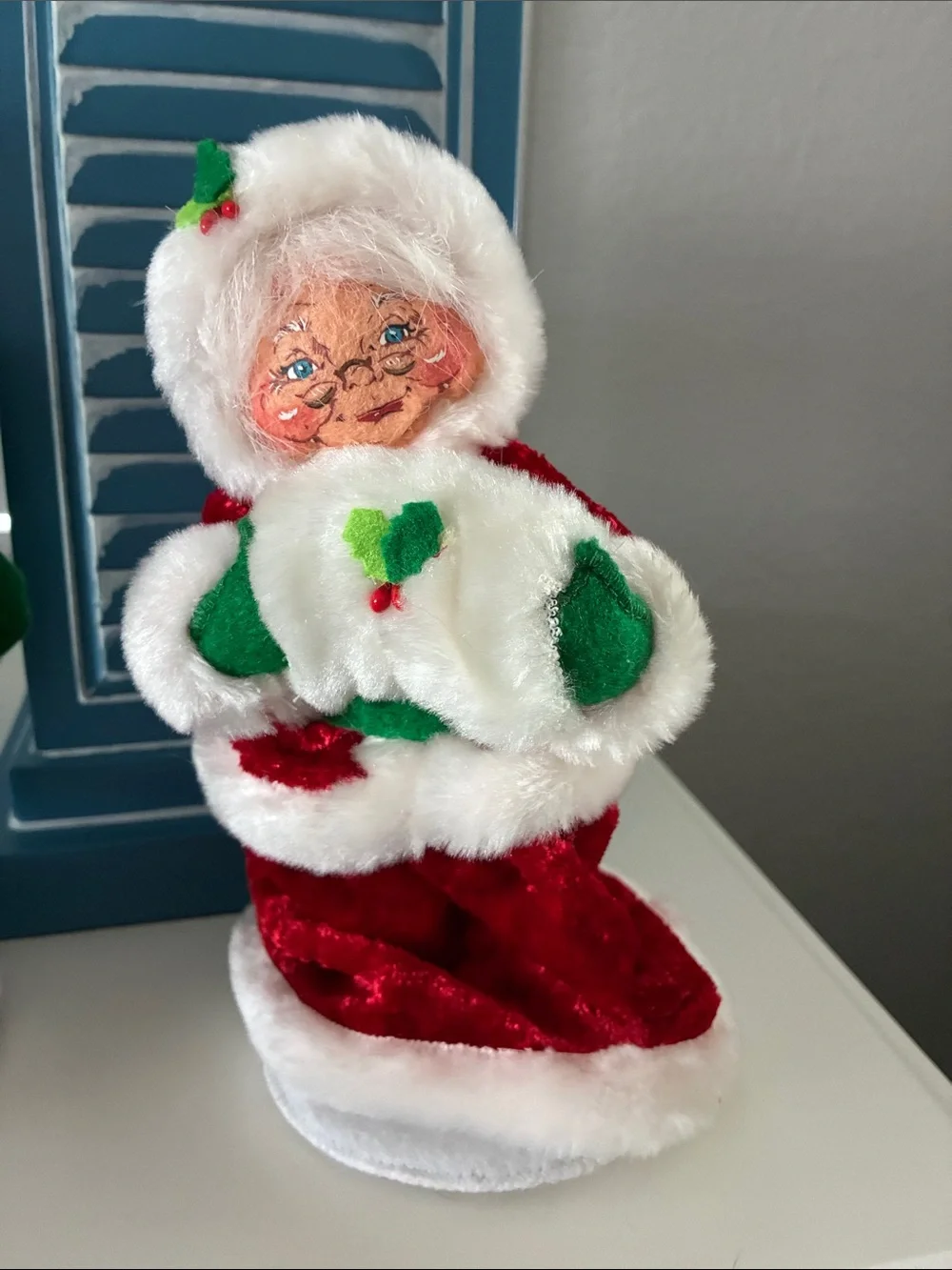 Annalee Red, Green & White Santa and Mrs. Claus Plush Holiday Pair